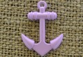 -0736 Zawieszka mała kotwica w kolorze lawendowym