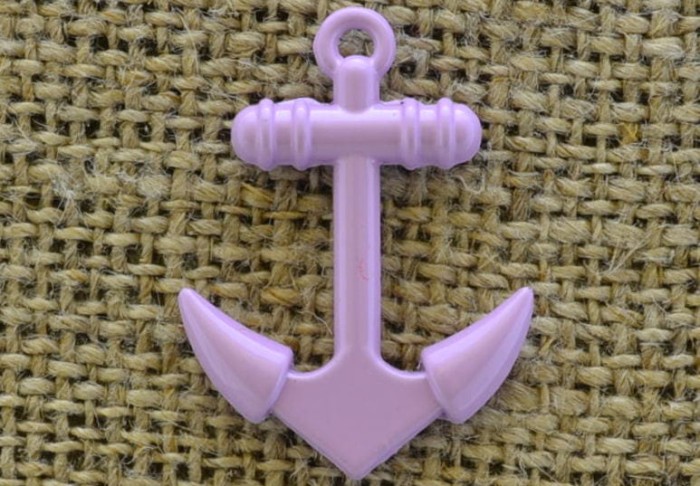 -0736 Zawieszka mała kotwica w kolorze lawendowym
