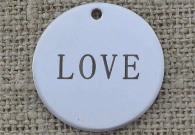 Zawieszka mała moneta "LOVE" kolor srebrny