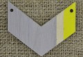 [87367] Guzik drewniany ozdobny "V" szaro-żółty