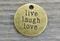 107248 Zawieszka mała moneta z napisem live laugh love w kolorze brązu