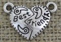 [307376] Zawieszka mała serce dzielone "best friends" kolorze srebrnym