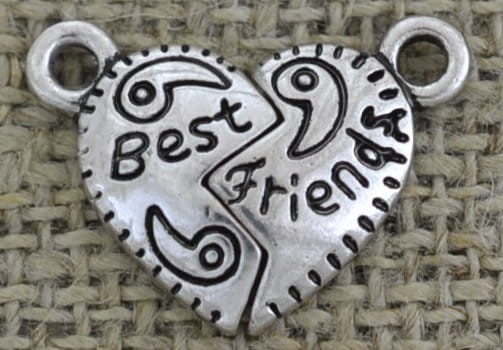 [307376] Zawieszka mała serce dzielone "best friends" kolorze srebrnym
