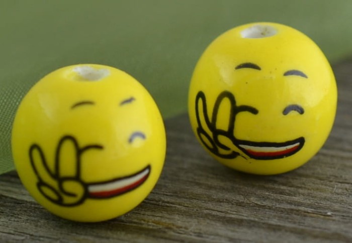 {7605165} Koralik porcelanowy twarz 14mm "ręka"