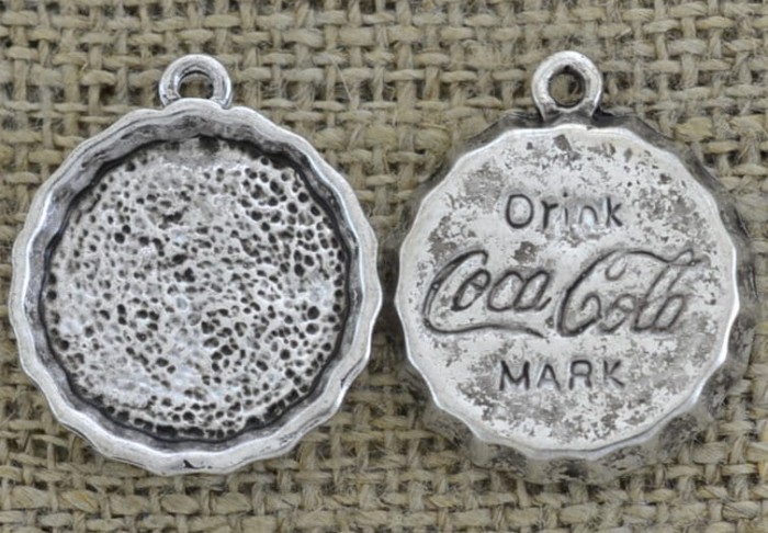 {30196} Ozdobna baza medalionu w kolorze srebrnym na kaboszon 18mm