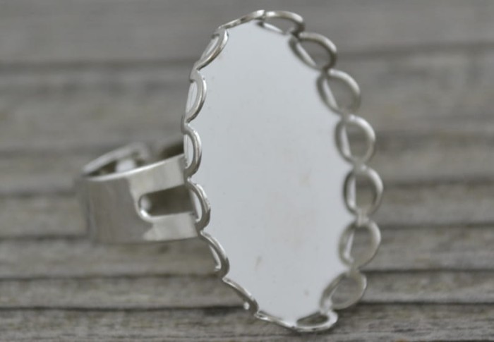 50303 Ozdobna baza pierścionka w kolorze srebrnym na kaboszon 25*18mm