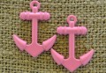 -0738 Zawieszka mała kotwica w kolorze różowym