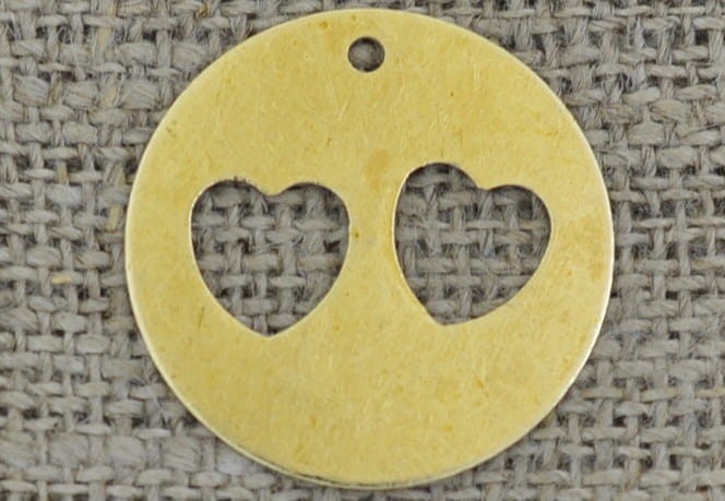 207107 Zawieszka mała moneta z wyciętymi serduszkami w kolorze złotym
