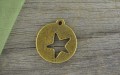 107145 Zawieszka mała moneta z wyciętą gwiazdką w kolorze brązu