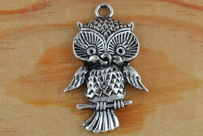 {30826} Zawieszka sowa na gałązce w kolorze starego srebra