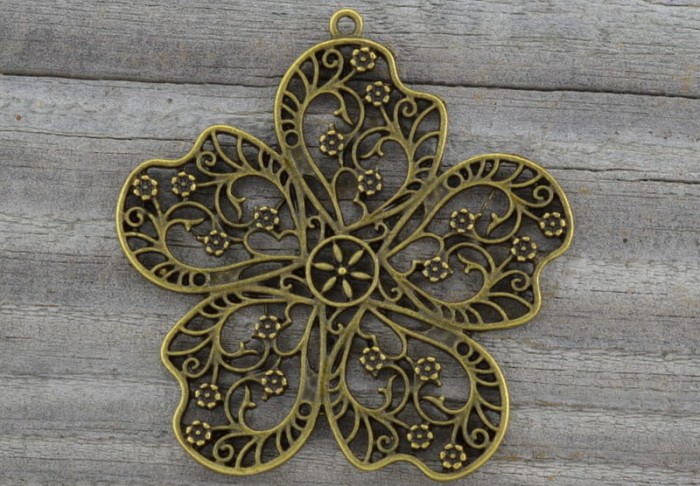 108106 Zawieszka kwiatek 54*53mm w kolorze brązu