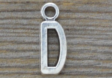 307226 Zawieszka mała literka D w kolorze srebrnym 3szt