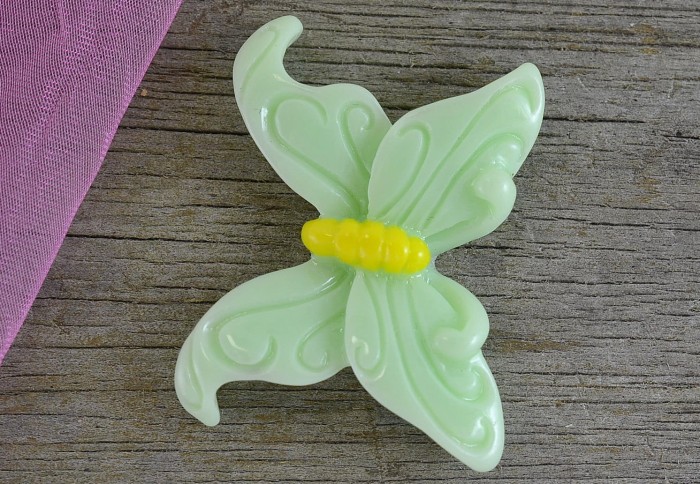 802355 Kaboszon z żywicy motyl pastelowy zielony