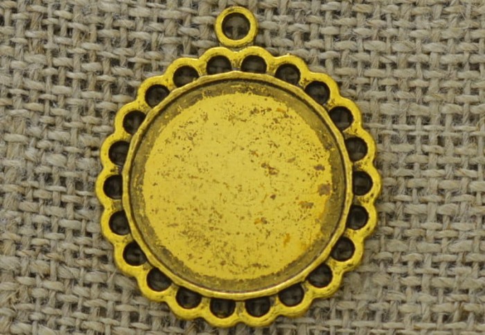 [20114] Ozdobna baza medalionu w kolorze złotym na kaboszon 20mm