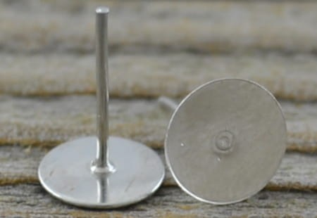 40407 Klasyczna baza kolczyka wkrętka w kolorze srebra na kaboszon 8mm 