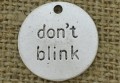 Zawieszka mała moneta "don't blink" kolor srebrny