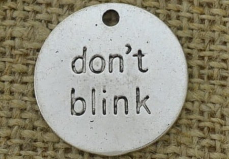 [307549] Zawieszka mała moneta "don't blink" kolor srebrny 