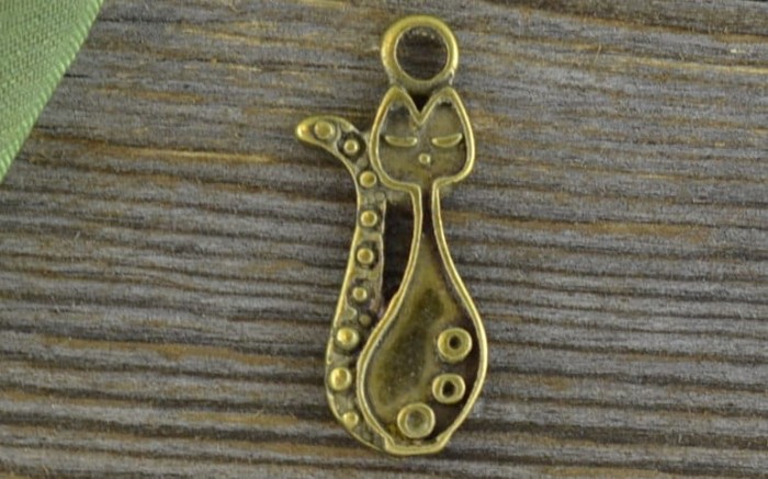 107105 Zawieszka mała kotek siedzący w kolorze brązu 2szt