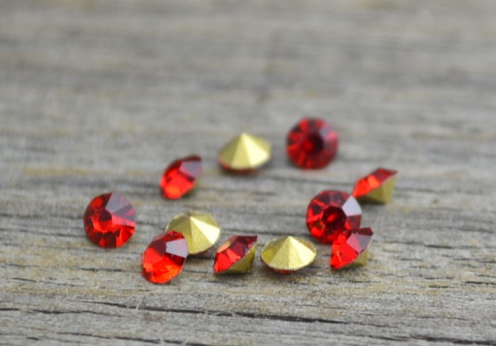 550167 Cyrkonie diamenciki 3*2mm czerwone 15szt