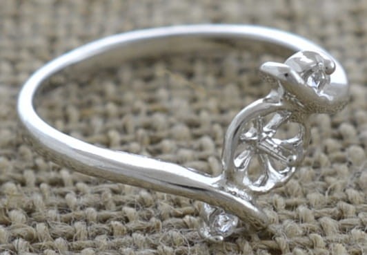 50330 Ozdobna baza pierścionka z miejscem na oczko i dwiema cyrkoniami