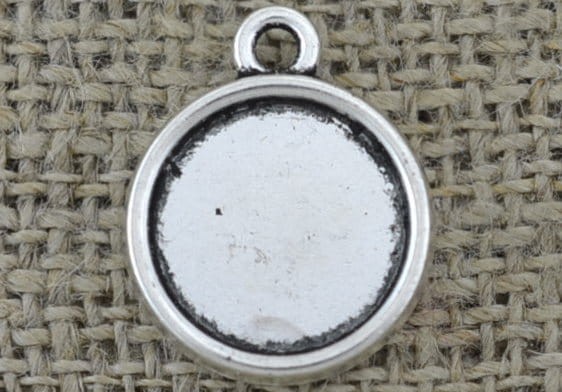  30156 Klasyczna baza medalionu w kolorze srebrnym na kaboszon 12mm