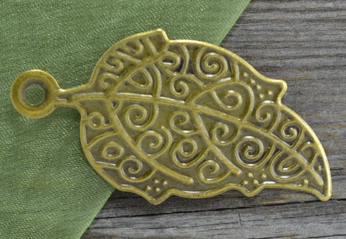 10871 Zawieszka duża wzorzysty liść w kolorze brązu 2szt