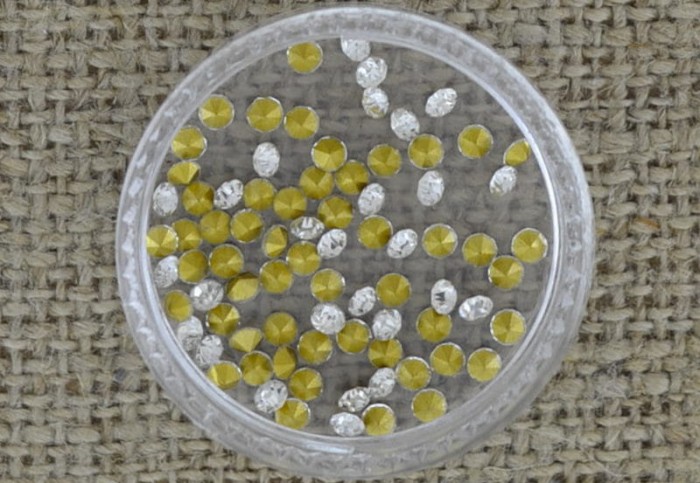 Cyrkonie diamenciki 2*2mm przeźroczyste 20szt