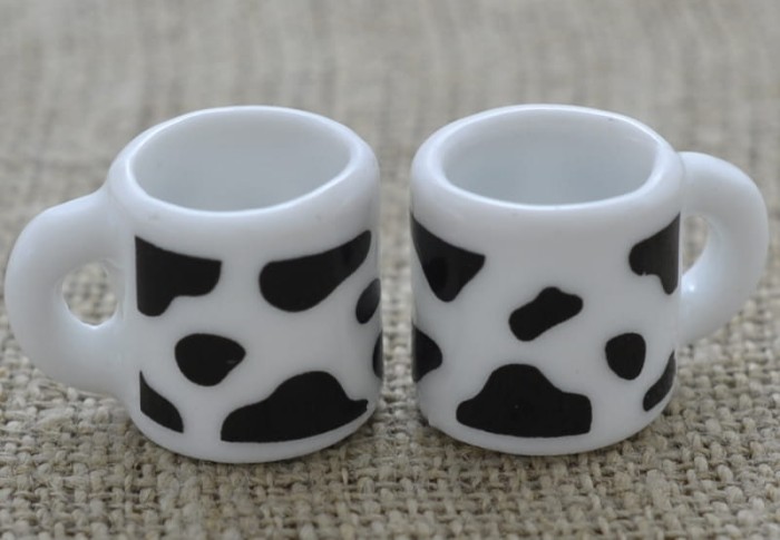 Miniaturowy kubek ceramiczny biały w czarne łatki