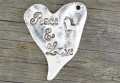 30839 Zawieszka duża serce PEACE & LOVE w kolorze starego srebra