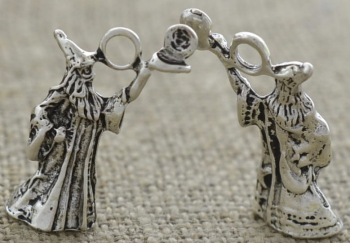 [307413] Zawieszka mała trójwymiarowa czarodziej w kolorze srebrnym