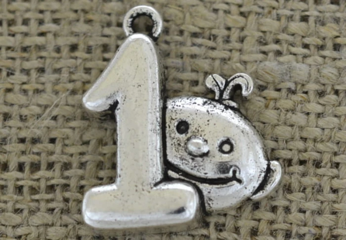 [307412] Zawieszka mała "1" w kolorze srebrnym