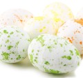[w11803] Jajka 18x25mm białe w żółte zielone pom. plamki 50szt