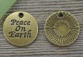 107234 Zawieszka mała moneta Peace on Earth w kolorze brązu
