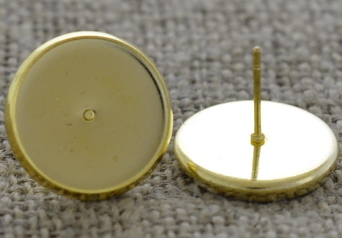 20408 Klasyczna baza kolczyka wkrętka w kolorze złotym na kaboszon 14mm