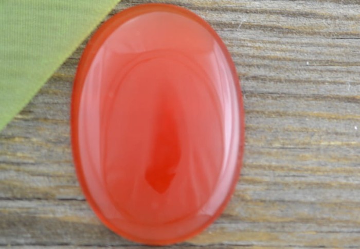 04672 Kaboszon szklany kocie oko 25*18mm czerwony
