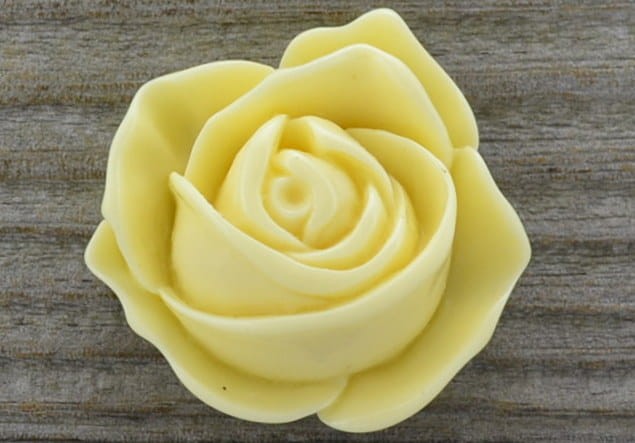 802362 Kaboszon kwiatowy różyczka 31*32mm kremowa
