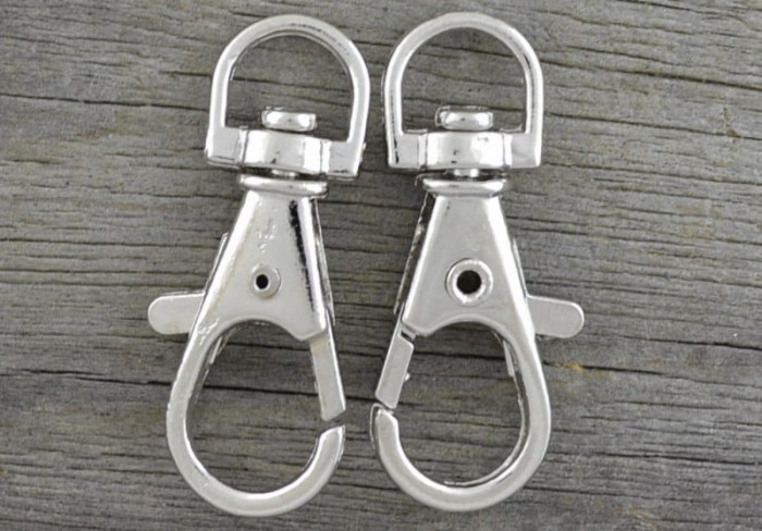 31527 Duży karabińczyk do breloka w kolorze srebra