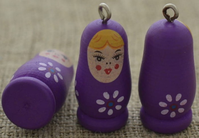 Zawieszka drewniana matrioszka fioletowa