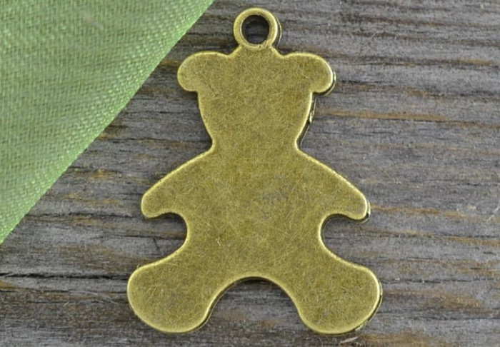 107207 Zawieszka mała miś płaski w kolorze brązu 2szt