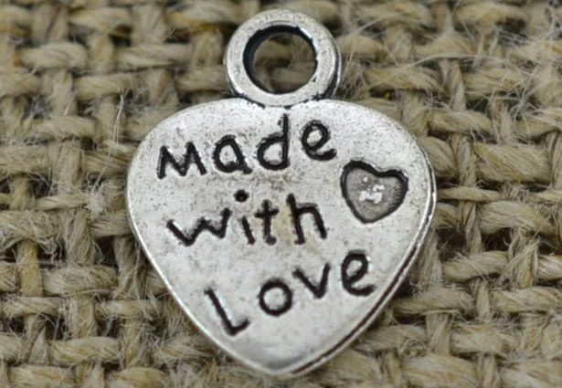 307283 Zawieszka mała serce made with love w kolorze srebrnym
