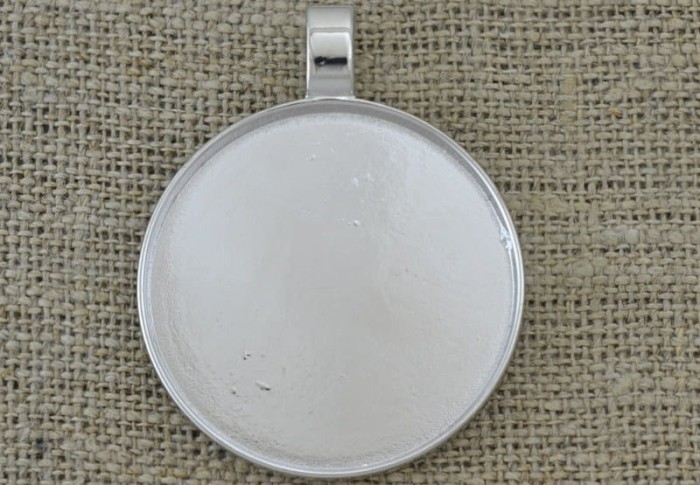 30195 Klasyczna baza medalionu w kolorze srebrnym na kaboszon 47mm