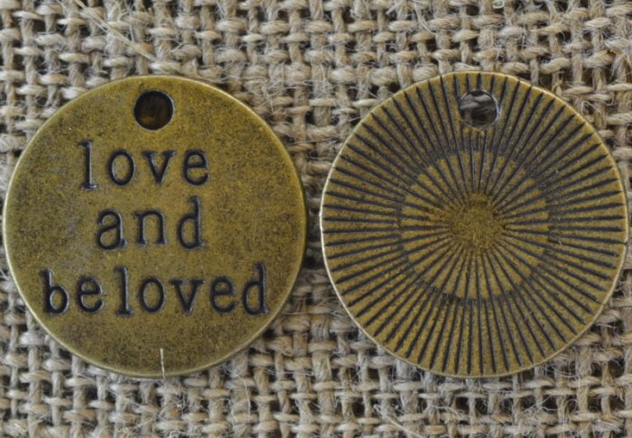 107274 Zawieszka mała moneta love and beloved w kolorze brązu