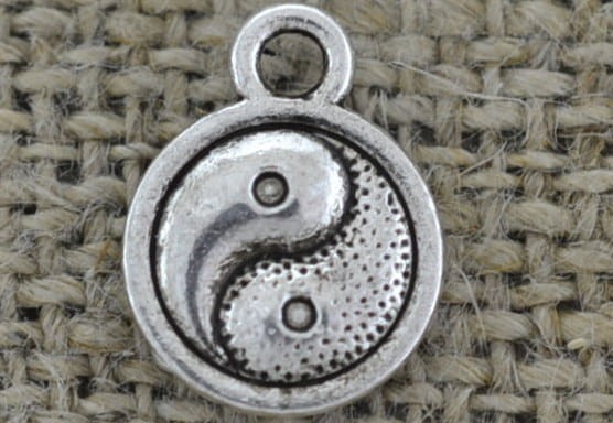  307326 Zawieszka mała moneta jing jang w kolorze srebrnym