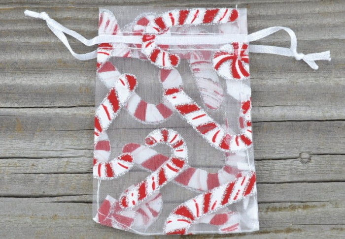 ś07164 Woreczek z organzy 90*68mm biały z nadrukiem laski świątecznej 