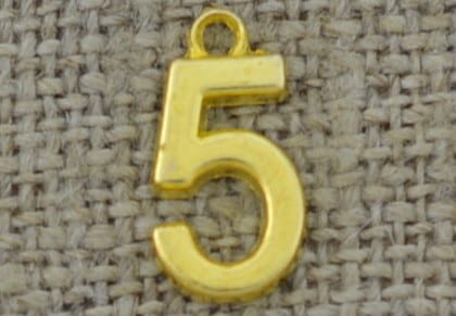 Zawieszka mała cyferka "5" kolor złota
