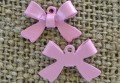 00718 Zawieszka mała kokardka w kolorze jasnoróżowym