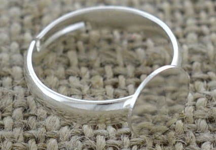  50309 Klasyczna baza pierścionka w kolorze srebrnym z płaską tarczą 8mm 2szt