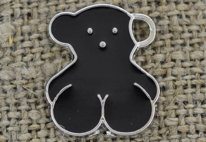 70716 Zawieszka emaliowana miś w kolorze czarnym