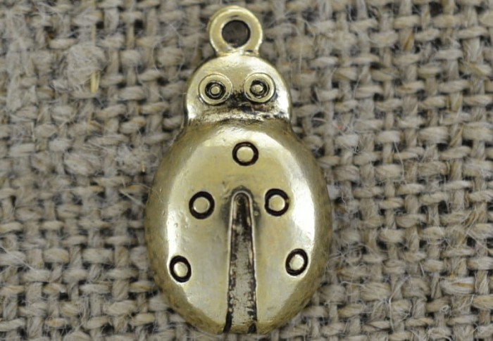 20778 Zawieszka mała biedronka w kolorze złotym