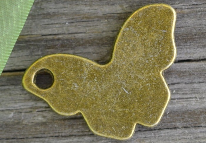  {107177} Zawieszka motylek płaski w kolorze brązu